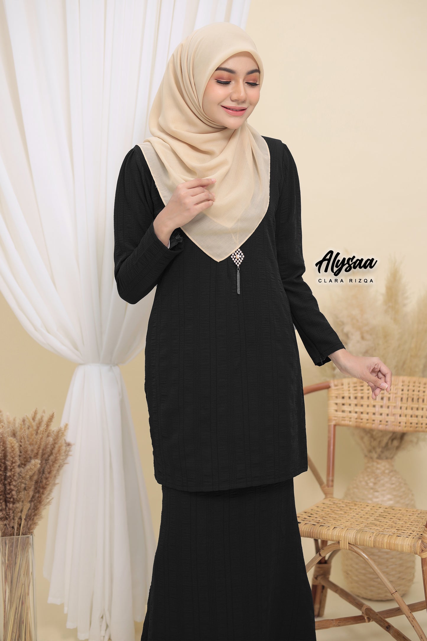 Alysaa - Elegant Black