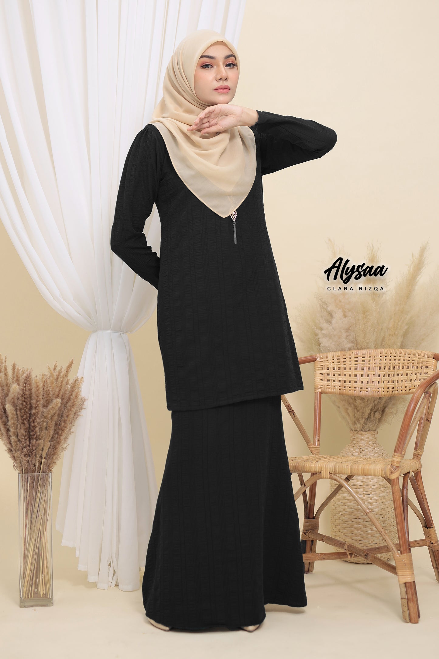 Alysaa - Elegant Black